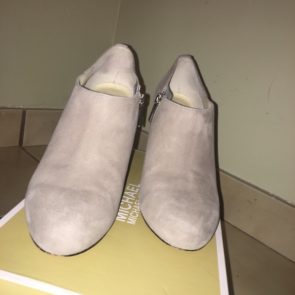 MICHAEL Michael Kors Suede Ankle Boots BARELY WORN - Picture 4 of 4